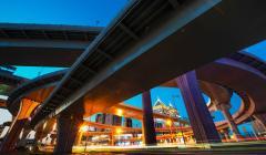 夜幕下的環球港高架橋